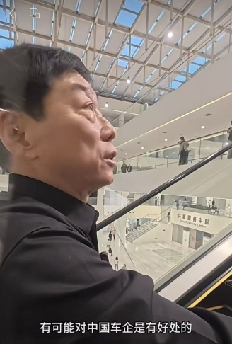 图片包含 男人, 站, 镜子, 游戏机

AI 生成的内容可能不正确。
